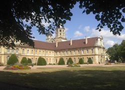 Cluny: chiostro esterno