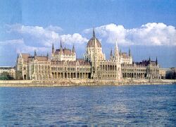 il Parlamento di Budapest affacciato sul Danubio