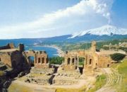 Sicilia: l'Etna dal Teatro Greco di Taormina