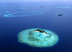 Maldive: isole tra atolli